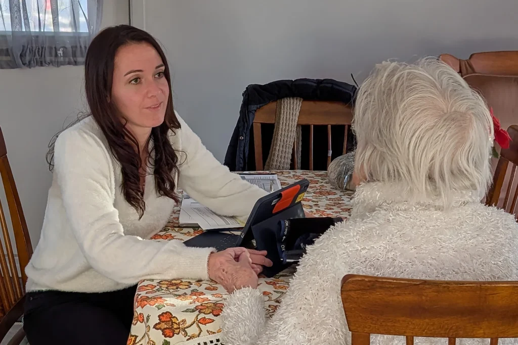 Stacy Doyon, navigatrice en gériatrie sociale, lors d’une visite à domicile auprès d’une personne aînée.